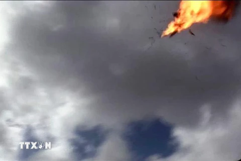 Máy bay không người lái có gắn bom phát nổ nhằm vào buổi diễu binh của binh sĩ quân đội Yemen ở căn cứ không quân Al-Anad gần Aden ngày 10/1/2019. (Ảnh: AFP/TTXVN)