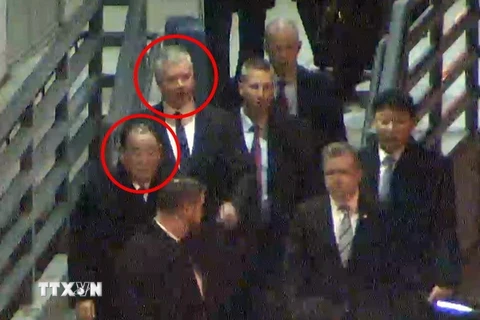 Đại diện đặc biệt của Mỹ về Triều Tiên Stephen Biegun (phải, trong vòng tròn) đón Phó Chủ tịch Ban chấp hành Trung ương Đảng Lao động Triều Tiên Kim Yong-chol (trái, trong vòng tròn) tại sân bay gần Washington, Mỹ ngày 17/1/2019. (Ảnh: YONHAP/TTXVN)