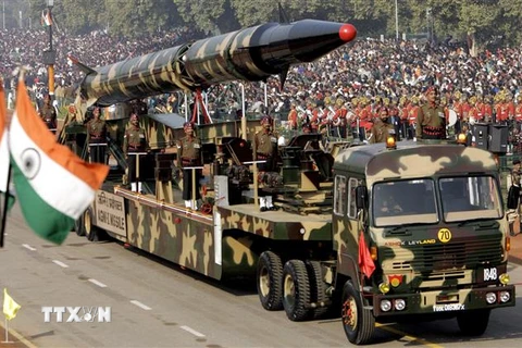 Tên lửa Agni- I được giới thiệu trong lễ duyệt binh nhân kỷ niệm 57 năm Ngày Cộng hòa tại New Delhi, ngày 26/1/2006. (Ảnh: AFP/TTXVN)