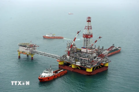 Giàn khoan dầu LSP-1 của Tập đoàn LUKOIL, Nga tại giếng dầu Korchagin trên biển Caspi. (Ảnh: AFP/TTXVN)