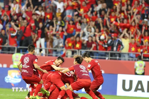 Các cầu thủ tuyển Việt Nam vỡ òa sau khi đội nhà vào tứ kết sau loạt đá 11m cân não. (Ảnh: Hoàng Linh/TTXVN)