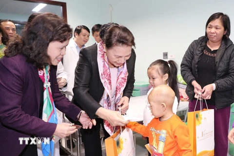 Chủ tịch Quốc hội Nguyễn Thị Kim Ngân tặng quà các bệnh nhân nhi đang điều trị tại bệnh viện. (Ảnh: Trọng Đức/TTXVN)