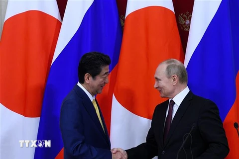 Tổng thống Nga Vladimir Putin (phải) và Thủ tướng Nhật Bản Shinzo Abe trong cuộc gặp tại Moskva ngày 22/1/2019. (Ảnh: THX/ TTXVN)