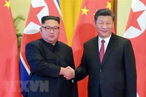 Trong ảnh (tư liệu): Chủ tịch Trung Quốc Tập Cận Bình hội đàm với Nhà lãnh đạo Triều Tiên Kim Jong-un (trái) trong chuyến thăm Bắc Kinh (Trung Quốc) ngày 19/6/2018. Ảnh: AFP/TTXVN
