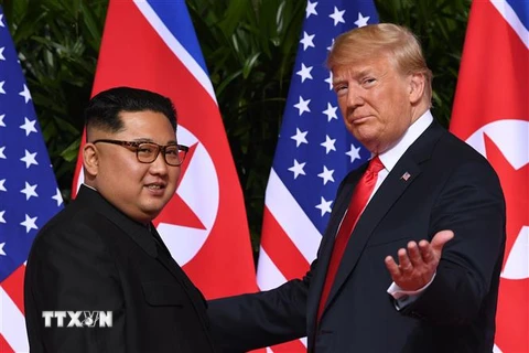 Tổng thống Mỹ Donald Trump (phải) và nhà lãnh đạo Triều Tiên Kim Jong-un tại hội nghị thượng đỉnh ở Singapore ngày 12/6/2018. (Ảnh: AFP/ TTXVN)