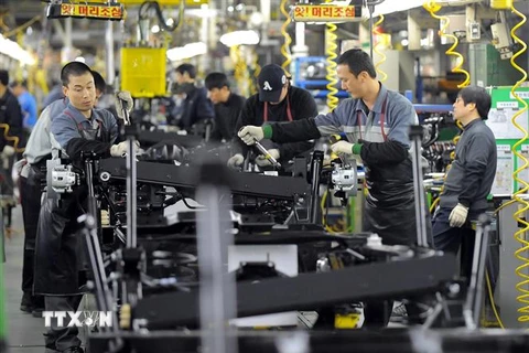 Công nhân làm việc tại một phân xưởng nhà máy sản xuất ôtô Ssangyong ở Pyeongtaek, Hàn Quốc. (Nguồn: AFP/TTXVN)