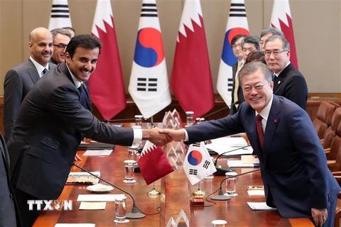 Tổng thống Hàn Quốc Moon Jae-in (phải) và Quốc vương Qatar Tamim bin Hamad Al Thani trong cuộc hội đàm tại Seoul ngày 28/1/2019. (Ảnh: Yonhap/ TTXVN)