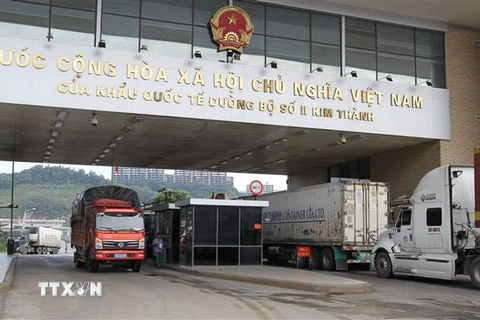 Các xe container làm thủ tục thông quan tại Cửa khẩu Quốc tế đường bộ số II Kim Thành. (Ảnh minh họa: Quốc Khánh/TTXVN)