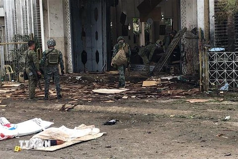 Binh sỹ điều tra tại hiện trường vụ đánh bom kép tại nhà thờ ở Jolo, tỉnh Sulu, Philippines, ngày 27/1/2019. (Ảnh: THX/ TTXVN)