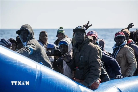 Người tị nạn trên tàu cứu hộ Sea Watch 3 sau khi họ được cứu tại khu vực ngoài khơi Libya ngày 19/1. (Ảnh: AFP/TTXVN)