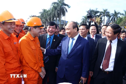 Thủ tướng Nguyễn Xuân Phúc thăm hỏi, động viên, chúc Tết công nhân, người lao động tại cảng Hoàng Diệu. (Ảnh: Thống Nhất/TTXVN)