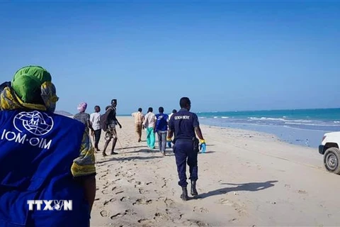 Lực lượng cứu hộ tìm kiếm những người còn sống sót sau hai vụ đắm thuyền chở người di cư ngoài khơi bờ biển ở Godoria, Djibouti, ngày 29/1/2019. (Ảnh: AFP/ TTXVN)
