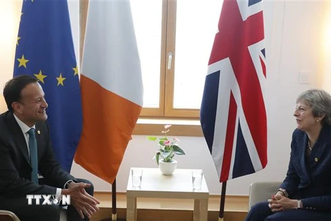 Thủ tướng Ireland Leo Varadkar (trái) trong cuộc gặp Thủ tướng Anh Theresa May bên lề Hội nghị thượng đỉnh EU về Brexit tại Brussels, Bỉ, ngày 28/6/2018. (Ảnh: THX/TTXVN)