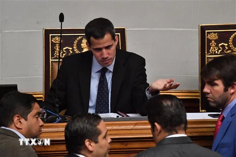 Ông Juan Guaido (giữa), thủ lĩnh phe đối lập, Chủ tịch của Quốc hội Venezuela do phe đối lập kiểm soát, phát biểu trong một phiên họp Quốc hội tại Caracas ngày 29/1/2019. (Ảnh: AFP/ TTXVN)