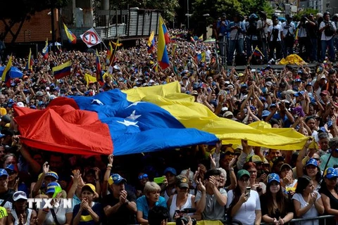 Những người ủng hộ Chủ tịch Quốc hội Venezuela (hiện do phe đối lập kiểm soát) Juan Guaido biểu tình phản đối Chính phủ tại Caracas ngày 23/1/2019. (Ảnh: AFP/TTXVN)
