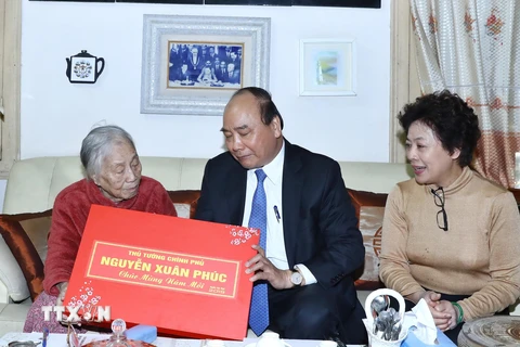 Thủ tướng thăm nguyên Phó Chủ tịch nước Nguyễn Thị Bình. (Ảnh: Thống Nhất/TTXVN)