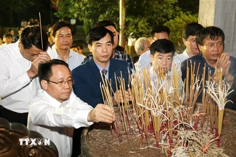 Đại biểu và nhân dân dâng hương tri ân công đức Tổ tiên tại Đền Thượng. (Ảnh: Trung Kiên/TTXVN)