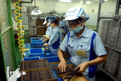 Dây chuyền sản xuất linh kiện cho các sản phẩm điện tử tại Công ty TNHH INOAC Viet Nam (vốn đầu tư của Nhật Bản), tại Khu công nghiệp Quang Minh (Hà Nội). (Ảnh: Danh Lam/TTXKN)