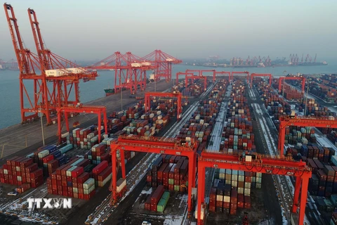 Vận chuyển hàng hóa tại cảng Tangshan, tỉnh Hà Bắc, Trung Quốc. (Ảnh: THX/TTXVN)