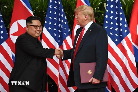 Tổng thống Mỹ Donald Trump (phải) và nhà lãnh đạo Triều Tiên Kim Jong-un tại hội nghị thượng đỉnh ở Singapore ngày 12/6/2018. (Ảnh: AFP/ TTXVN)