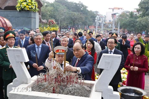 Thủ tướng Nguyễn Xuân Phúc và các đại biểu dâng hoa, dâng hương tại Lễ kỷ niệm. (Ảnh: Thống Nhất/TTXVN)