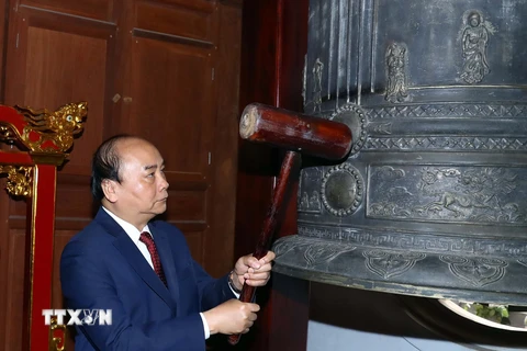 Thủ tướng Nguyễn Xuân Phúc thỉnh chuông tại Lễ kỷ niệm. (Ảnh: Thống Nhất/TTXVN)