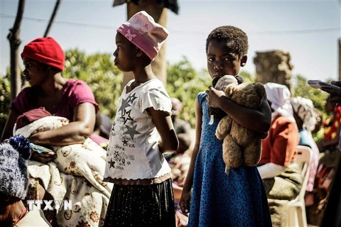 Trẻ em gái tại làng Chinamhora, Domboshava, ngoại ô Harare, Zimbabwe. (Ảnh: AFP/TTXVN)
