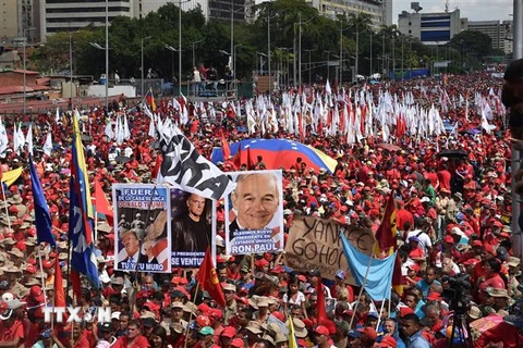 Người dân Venezuela tuần hành tại thủ đô Caracas, bày tỏ sự ủng hộ Tổng thống Nicolas Maduro ngày 2/2/2019. (Ảnh: AFP/TTXVN)
