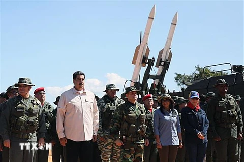 Tổng thống Nicolas Maduro (thứ 2 trái) thị sát cuộc tập trận của lực lượng vũ trang Venezuela ở Fort Guaicaipuro, bang Miranda, Venezuela, ngày 10/2/2019. (Ảnh: AFP/TTXVN)