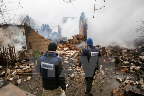 Các quan sát viên OSCE kiểm tra một tòa nhà bị phá hủy sau vụ nã pháo tại Avdiivka, Ukraine ngày 25/2/2017. (Nguồn: EPA/TTXVN)