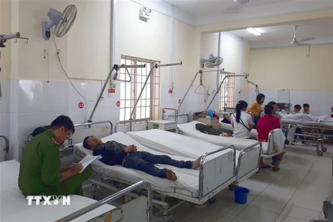 Các nạn nhân bị thương nhẹ đang được lực lượng công an lấy lời khai phục vụ cho công tác điều tra tại Bệnh viện Đa khoa tỉnh Khánh Hòa. (Ảnh: Phan Sáu/TTXVN)