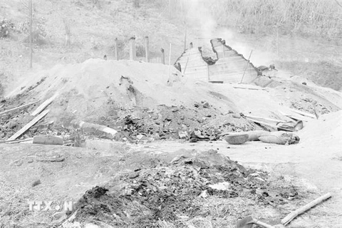 Kho thóc ở Bến Đền, tỉnh Hoàng Liên Sơn (nay thuộc Lào Cai) bị địch đốt cháy trước khi rút chạy. (Ảnh: Nguyễn Trân/TTXVN)