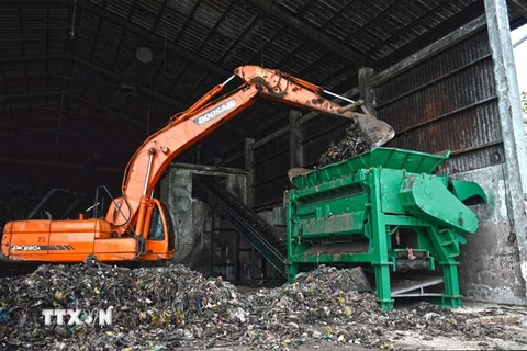 Dù hàng ngàn tấn rác vẫn tiếp tục ùn ứ nhưng Nhà máy xử lý rác thải thành phố Cà Mau vẫn chỉ hoạt động theo kiểu chây ỳ. (Ảnh: Huỳnh Thế Anh/TTXVN)