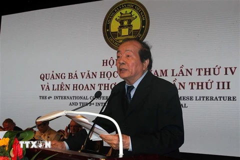 Nhà thơ Hữu Thỉnh, Chủ tịch Hội Liên hiệp các Hội Văn học nghệ thuật Việt Nam phát biểu. (Ảnh: Quang Quyết/TTXVN)