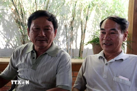 Hai cựu chiến binh Đào Thanh Hóa và Nguyễn Phước Hào kể lại những ngày bảo vệ biên giới phía Bắc năm 1979. (Ảnh: Lê Sen/TTXVN)