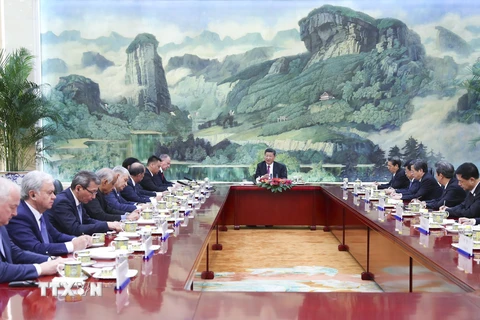 Chủ tịch Trung Quốc Tập Cận Bình (ảnh, giữa) đã gặp trưởng phái đoàn của các nước tham gia trong khuôn khổ cuộc họp Ban Thư ký Hội đồng An ninh Tổ chức Hợp tác Thượng Hải (SCO) lần thứ 13. (Nguồn: THX/TTXVN)