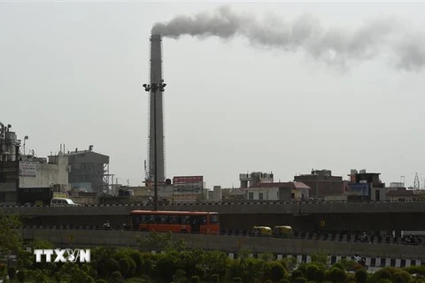 Khói bốc lên từ nhà máy nhiệt điện Badarpur ở thủ đô New Delhi, Ấn Độ ngày 5/6/2017. (Ảnh: AFP/ TTXVN)