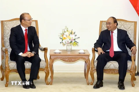 Thủ tướng Nguyễn Xuân Phúc tiếp ông Park Hang Seo, Huấn luyện viên trưởng Đội tuyển bóng đá nam Việt Nam. (Ảnh: Thống Nhất/TTXVN)
