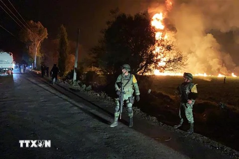 Binh sỹ Mexico gác tại hiện trường một vụ nổ đường ống dẫn nhiên liệu ở Tlahuelilpan, bang Hidalgo, Mexico ngày 19/1. (Ảnh: AFP/TTXVN)