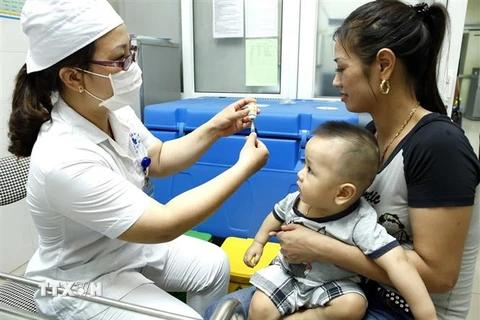Các cơ sở tiêm chủng dịch vụ cần tư vấn cho người dân nên tiêm phòng sởi mũi 1 ở thời điểm trẻ đủ 9 tháng tuổi. (Ảnh minh họa: Dương Ngọc/TTXVN)