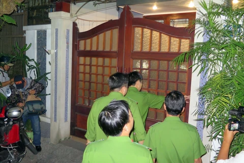 Cơ quan chức năng khám nhà một số cá nhân liên quan đến Vũ “nhôm” (Ảnh: Nguyễn Sơn/TTXVN)