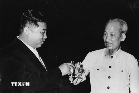 Tối 8/7/1957, tại thủ đô Bình Nhưỡng, Thủ tướng Kim Nhật Thành mở tiệc chiêu đãi Chủ tịch Hồ Chí Minh và Đoàn đại biểu cấp cao Đảng, Nhà nước Việt Nam thăm hữu nghị CHDCND Triều Tiên từ ngày 8-12/7/1957. (Ảnh: TTXVN)