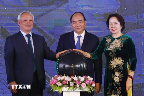 Thủ tướng Nguyễn Xuân Phúc và Phó Chủ tịch Quốc hội Uông Chu Lưu thực hiện nghi thức khánh thành Tổng kho và Bến cảng xăng dầu DKC PETRO tỉnh Nghệ An. (Ảnh: Thống Nhất/TTXVN)