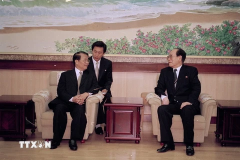 Ngày 3/5/2002, tại Thủ đô Bình Nhưỡng, Chủ tịch Đoàn Chủ tịch Hội nghị Nhân dân tối cao Triều Tiên Kim Yong-nam tiếp Chủ tịch nước Trần Đức Lương thăm chính thức CHDCND Triều Tiên từ ngày 2/5 - 5/5/2002. (Ảnh: Trọng Nghiệp/TTXVN