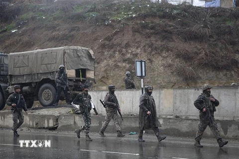 Binh sỹ Ấn Độ gác gần hiện trường vụ tấn công tại Jammu và Kashmir ngày 14/2. (Ảnh: THX/TTXVN)