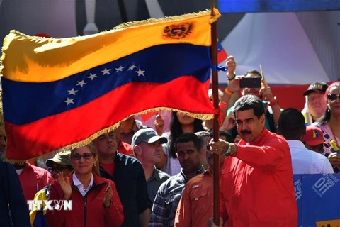 Tổng thống Venezuela Nicolas Maduro tại cuộc mít-tinh lớn với sự tham gia của hàng chục nghìn người ủng hộ ở thủ đô Caracas ngày 23/2. (Ảnh: AFP/TTXVN)
