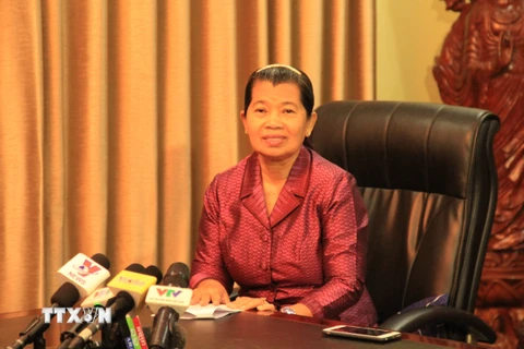 Phó Thủ tướng Campuchia trả lời phỏng vấn của CQTT Phnom Penh. (Ảnh: Nhóm phóng viên Cơ quan thường trú TTXVN tại Campuchia)