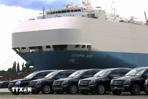 Xe Mercedes Benz chuẩn bị được chuyển lên tàu container ở cảng Bremerhaven, miền Bắc nước Đức. (Ảnh: AFP/ TTXVN)