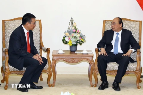 Thủ tướng Nguyễn Xuân Phúc tiếp ông Roongrote Rangsiyopash, Chủ tịch kiêm Tổng giám đốc Tập đoàn SCG Thái Lan. (Ảnh: Thống Nhất/TTXVN)