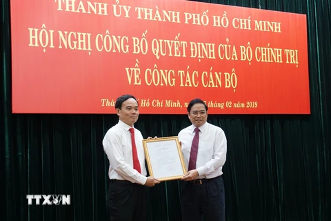 Đồng chí Phạm Minh Chính, Trưởng Ban Tổ chức Trung ương trao quyết định của Bộ Chính trị cho đồng chí Trần Lưu Quang. (Ảnh: Anh Tuấn/TTXVN)